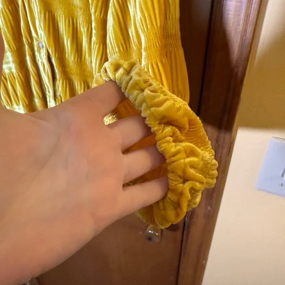 BiBi Mustard Textured Button Down Shirt Size Large - Picture 4 of 5